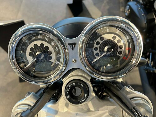 Speed Twin 1200 (02).jpg